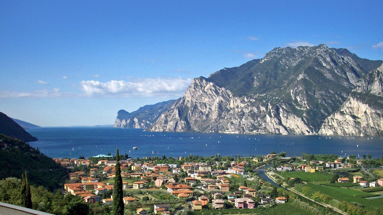 Il lago di Garda visto dall'alto, con Torbole e il monte Brione